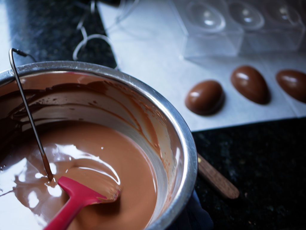 הכנת ביצי שוקולד