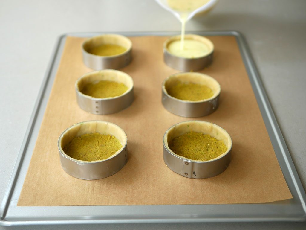 Filling the tartlets with lemon lime filling