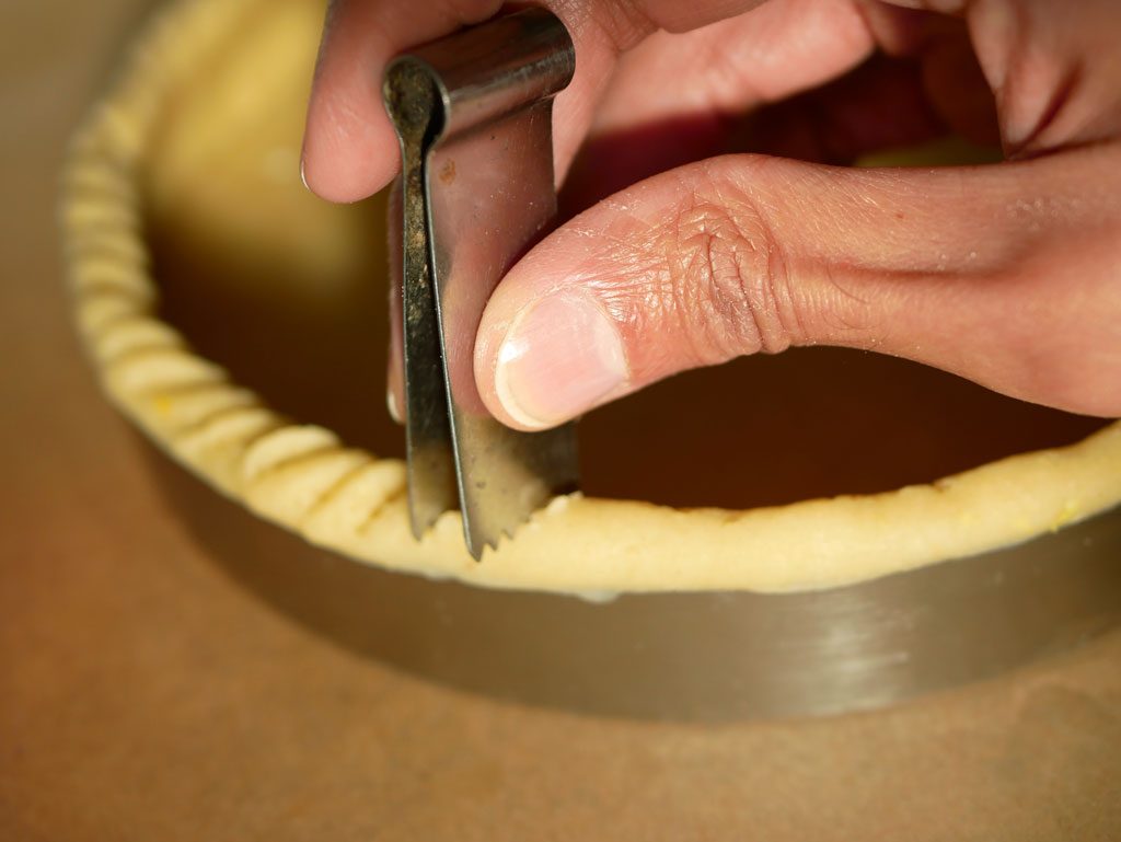 Using a pincer on a tart