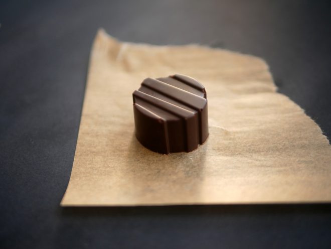 איך לטמפרר שוקולד (ולהכין פרלינים)