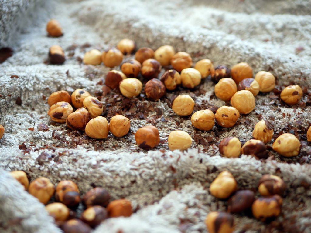 Peeling hazelnuts