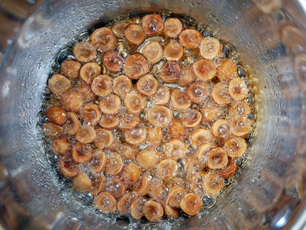 caramelizing hazelnuts