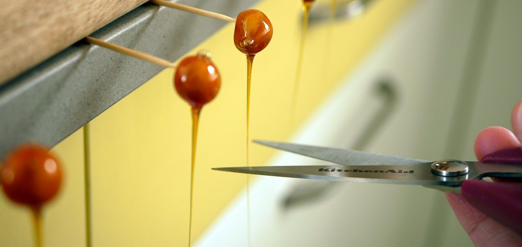 Cutting the caramel strands