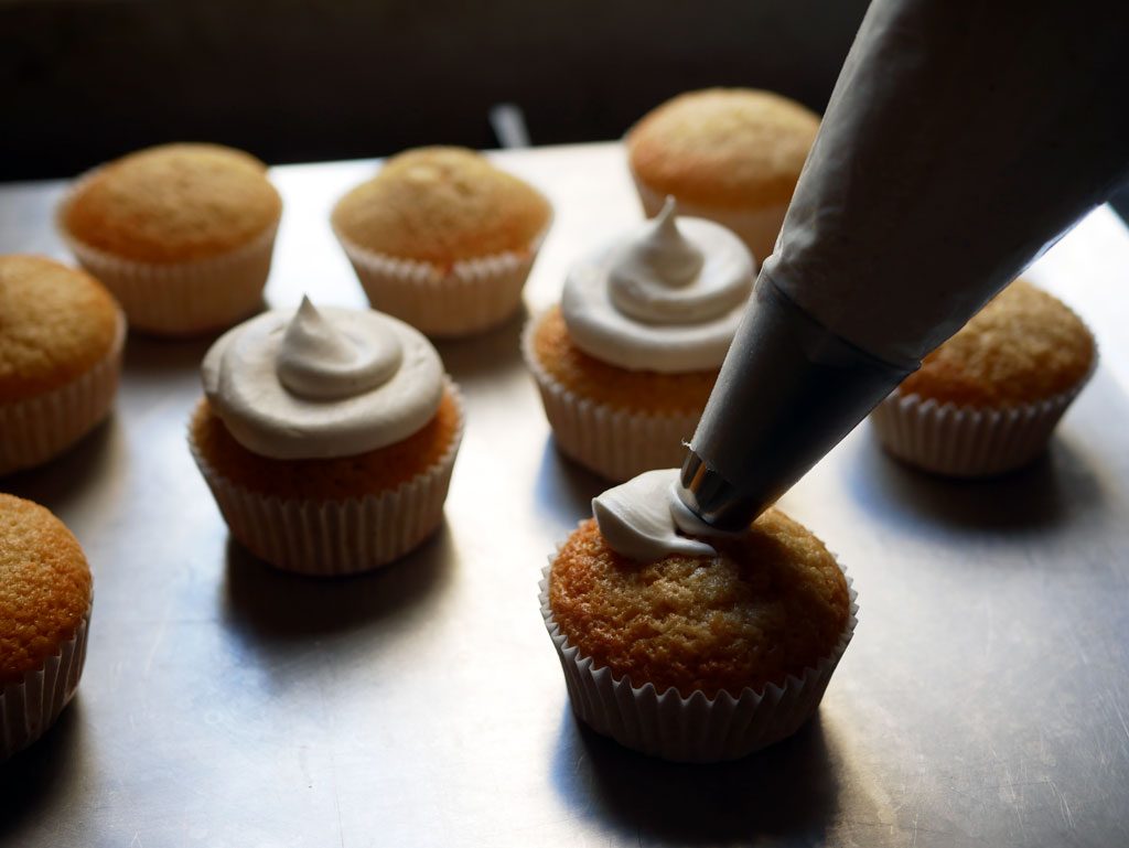 Piping mascarpone frosting