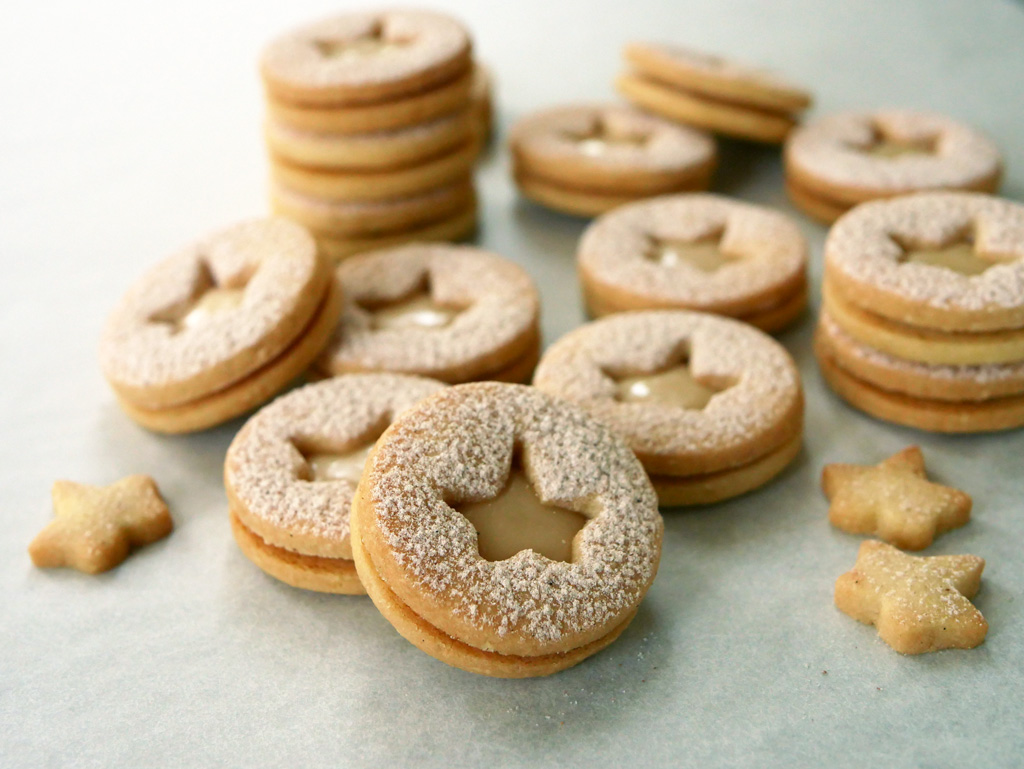 Linzer cookies with maple cream