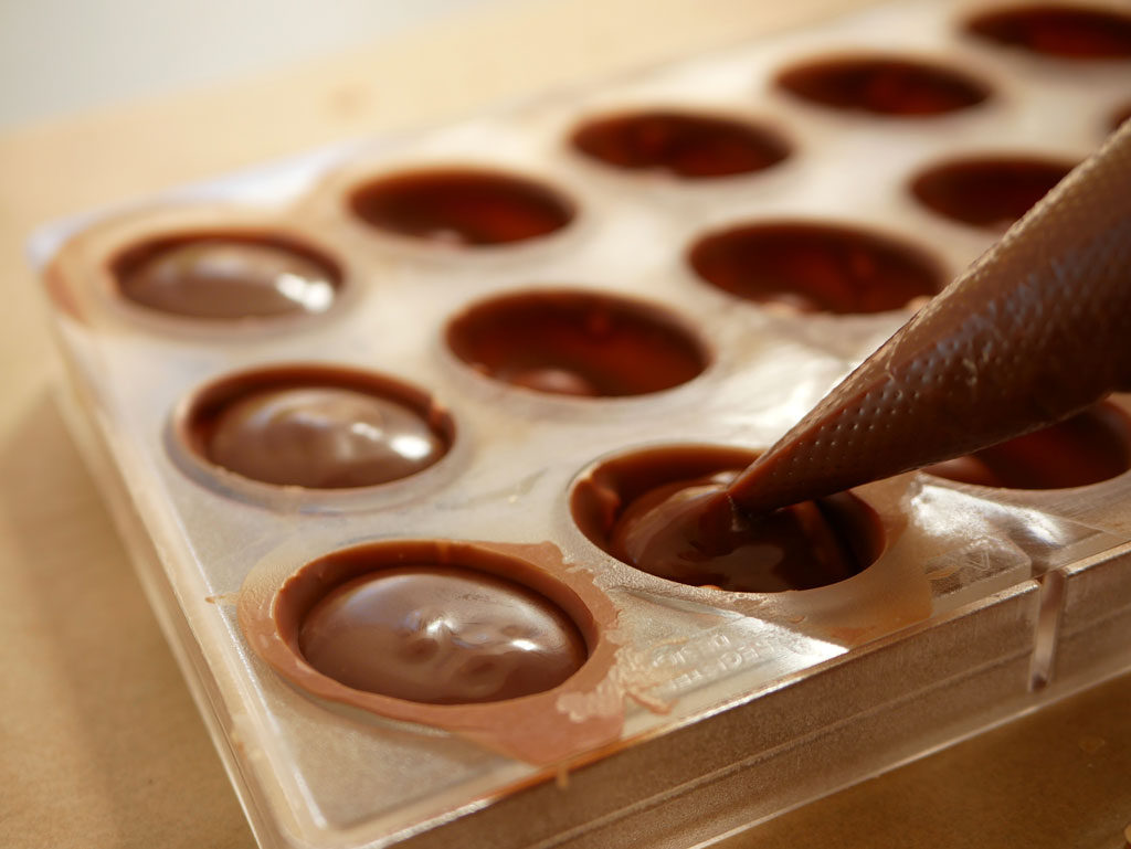 Filling pralines with ganache